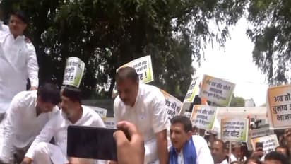 Congress workers stage protest (Photo/ANI)