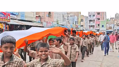 Andhra Pradesh: Youth participate in 'Har Ghar Tiranga' rally carrying 330-foot Tricolour in Markapuram (Photo/ANI)