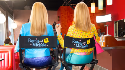 Lisa kudrow and Mira sorvino (Photo/Instagram@20thcenturystudios)