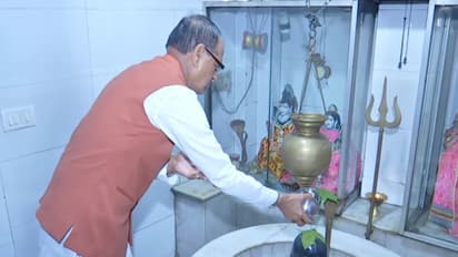 Shivraj Singh Chouhan, Union Agriculture Minister offering prayers, (Photo/ANI)
