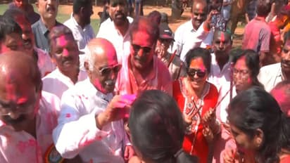 Former Governor Bandaru Dattatraya participates in Holi celebrations (Photo/ANI)