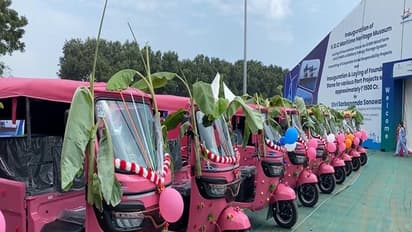 Union Minister Sarbananda Sonowal flags off Electric Pink autos (Photo/ANI)