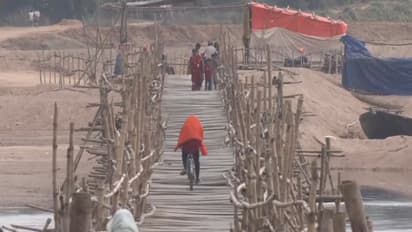 Villagers commuting through temporary bridge in Damodar River (Photo/ANI)