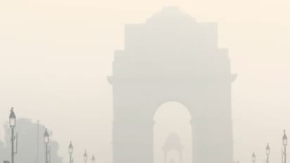 Visual of thick smog in India Gate (Photo/ANI)