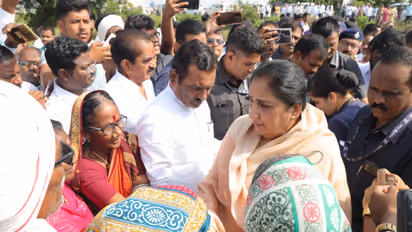 Maharashtra Deputy CM Sunetra Ajit Pawar interacts with farmers and women farmers during her visit to inspect crop conditions in Nanded amid drought-like conditions (Photo: x/@MahaDGIPR)