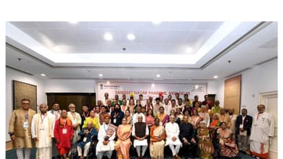 resident Murmu presents Sangeet Natak Akademi awards to artists (Image source: pib)