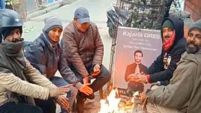 People warming themselves in bonfires (Photo/ANI)