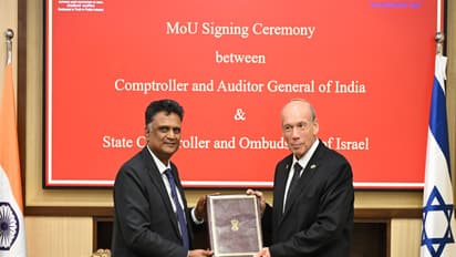 CAG K Sanjay Murthy presenting a memento to Matanyahu Englman, State Comptroller and Ombudsman of Israel and President of EUROSAI after signing a MoU in New Delhi (Photo/CAG)