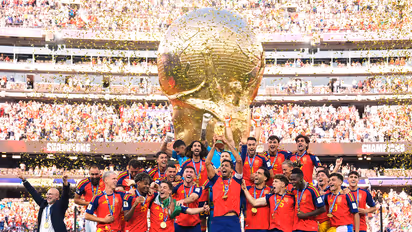 Spain football team with FIFA World Cup 2026 trophy (Photo: X/ @SEFutbol)