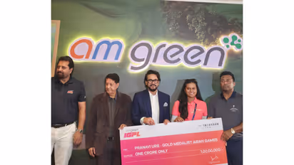 Anurag Thakur honours Pranavi Urs with Rs 1 crore cheque. (Photo/IGPL)