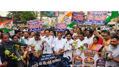 Congress workers staging protest in Bhopal (Photo/ANI)