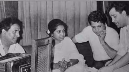 Asha Bhosle's pic with Raj Kapoor (Image source: Kareena;s Instagram)