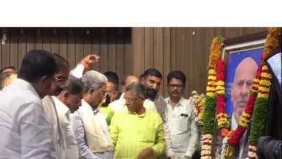 Former Karnataka Chief Minister Siddaramaiah pays floral tribute (Photo/ANI)