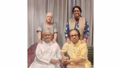 Kavita Krishnamurti with Pyarelal Sharma's family (Photo/Instagram/@kavitaksub)