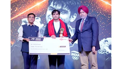 Neeraj Chopra standing in middle (Photo: AFI)