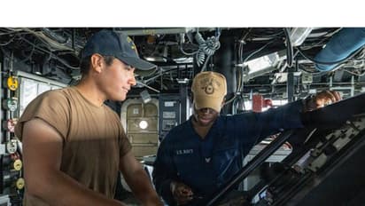 US Navy sailors stand watch on the bridge of USS Ross (DDG 71) (Photo/CENTCOM)