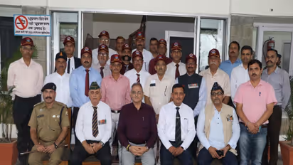 Governor of Himachal Pradesh with the members of Directorate Sainik Welfare and ex-servicemen (Photo/Facebook)