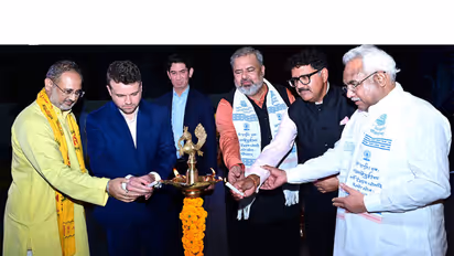Dev Sanskriti Vishwavidyalaya Vice President Dr. Chinmay Pandya, along with international delegates (Photo/Dev Sanskriti Vishwavidyalaya)