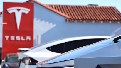 Tesla Stock Tumbles Toward Worst Weekly Performance In Nearly 4 Months, Retail Anxiety Mounts