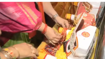 Women tied Raksha Sutra to Lord Jagannath (Photo: ANI)