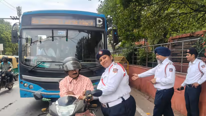 Female police officers tying rakhis to 'responsible' road users (Photo/DelhiTrafficPolice)
