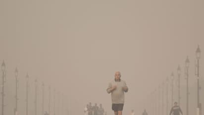 Dense smog covers Kartavya Path in Delhi (Photo/ANI)