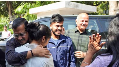 Family of AAP convenor and former Delhi Chief Minister Arvind Kejriwal welcomes him as he, along with former Deputy CM Manish Sisodia (Photo/ANI)