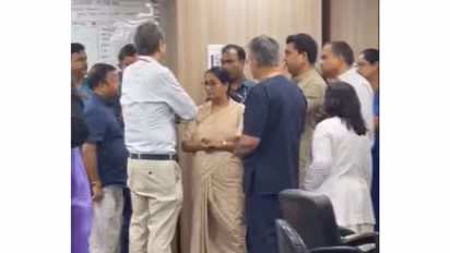 Delhi CM Rekha Gupta arrives at the AIIMS Trauma Centre to meet the injured (Photo/Delhi CMO)