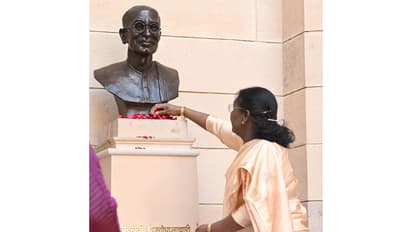 President Droupadi Murmu unveiled bust of C Rajagopalachari on Monday (Photo/X/@rashtrapatibhvn)