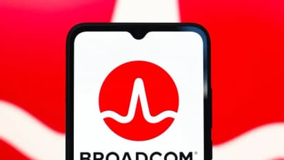 https://stocktwits.com/news-articles/markets/equity/broadcom-gets-street-s-thumbs-up-as-ai-chip-demand-backlog-drive-optimism-retail-says-no-way-so-many-analysts-can-be-wrong/cLICKeuREFN