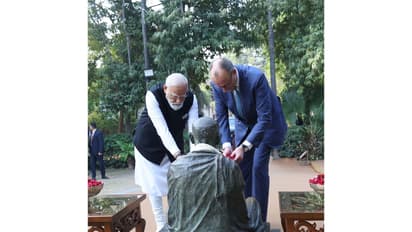 Prime Minister Narendra Modi and German Chancellor Friedrich Merz offering floral tributes to the statue of Mahatma Gandhi in Sabarmati Ashram (Photo: x/@narendramodi)