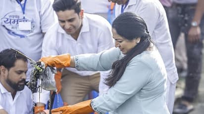 Delhi Chief Minister Rekha Gupta participates in cleaning campaign of Yamuna Ghats (Photo/@gupta_rekha)