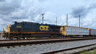 CSX Stock Falls Pre-Market on Q4 Revenue Miss, Lower Profit: Retail Reaction Muted