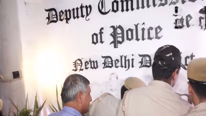Delhi police removing the graffiti put on Parliament street police station on August 21 (Photo/ANI)