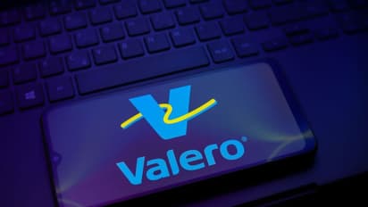 https://stocktwits.com/news-articles/markets/equity/valero-eyes-options-for-benicia-refinery-after-flagging-1-b-impairment-charge/chQEiknRbfE