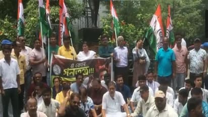 TMC workers hold protest over attack on Abhishek Banerjee (Photo/ANI)