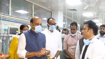Defence Minister Rajnath Singh visits KGMU to meet the injured (Photo/ANI)
