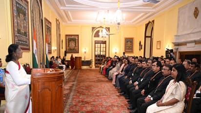 President of India Droupadi Murmu with IAS officers (Photo: PIB)