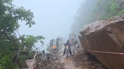 Landslide at Chandsaili Ghat in Nandurbar (Photo/ANI)
