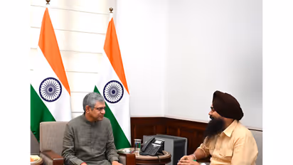 AAP MP Malvinder Singh Kang and Railway Minister Ashwini Vaishnaw (Photo/X@kang_malvinder)
