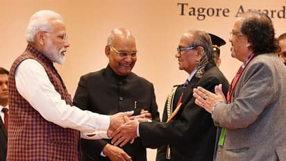 Prime Minister Narendra Modi pays tribute to sculptor Ram Vanji Sutar (Photo/X@narendramodi)