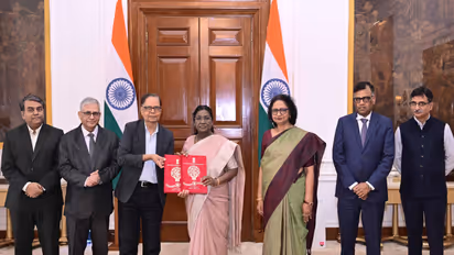 Members of 16th Finance Commission with President Droupadi Murmu ( (Photo/@rashtrapatibhvn on X)