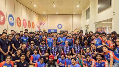 DC Toli with Delhi Capitals players (Photo: Delhi Capitals)