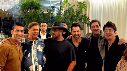 David Dhawan with Salman Khan, Varun Dhawan, Sajid Nadiadwala and others (Photo/Instagram@jafryrumy)