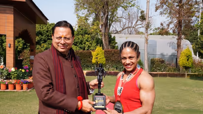 Uttarakhand CM Pushkar Singh Dhami honours with international bodybuilder Pratibha Thapliyal. (Photo/Uttarakhand/CMO)