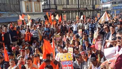 The protesters, who began their march today on 21st day from near the Inter-State Bus Terminus (ISBT) in Shimla, travelled through Khalini and Tolland before reaching the Secretariat.(Photo/ANI)