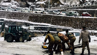 Army troops help stranded tourists in Sikkim (Photo/@trishakticorps)