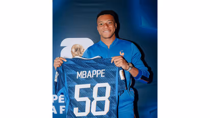 Kylian Mbappe receive a jersey marked with the number 58. (Photo/@KMbappe)