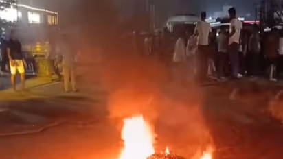 Road blockade, arson in Patna after contract lineman’s death (Photo/ANI)