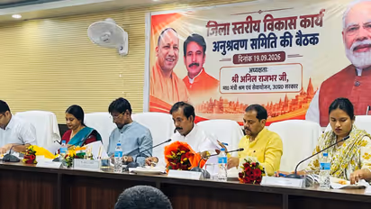Anil Rajbhar reviews welfare schemes, directs timely completion of Varanasi development projects (Photo: Information Department Varanasi)